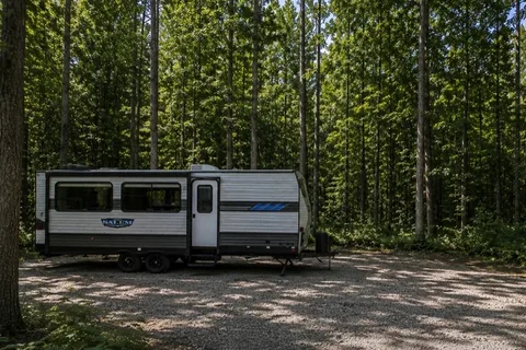 Clean, Well-Maintained Family Camper | Sleeps 6–8 | Queen Bed + Bunks