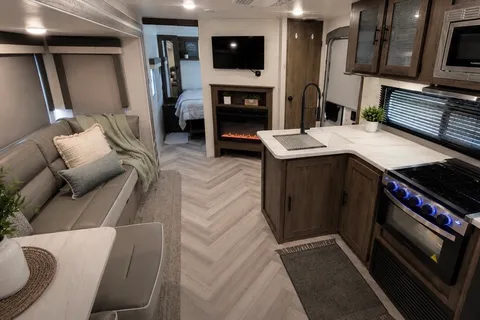 Clean, Well-Maintained Family Camper | Sleeps 6–8 | Queen Bed + Bunks