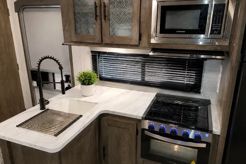 Clean, Well-Maintained Family Camper | Sleeps 6–8 | Queen Bed + Bunks