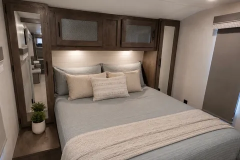 Clean, Well-Maintained Family Camper | Sleeps 6–8 | Queen Bed + Bunks