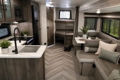 Clean, Well-Maintained Family Camper | Sleeps 6–8 | Queen Bed + Bunks