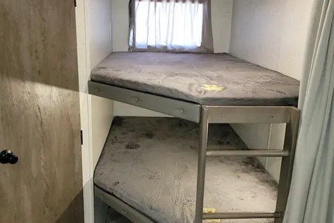 Clean, Well-Maintained Family Camper | Sleeps 6–8 | Queen Bed + Bunks