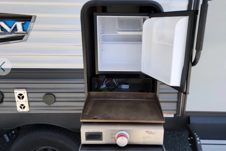Clean, Well-Maintained Family Camper | Sleeps 6–8 | Queen Bed + Bunks