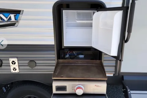 Clean, Well-Maintained Family Camper | Sleeps 6–8 | Queen Bed + Bunks