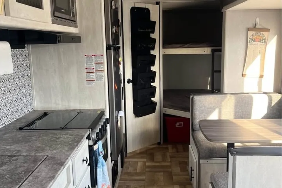 Shasta 26DB Travel Trailer