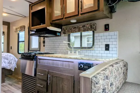 Summer Fun 25' Keystone Hideout LHS Travel Trailer