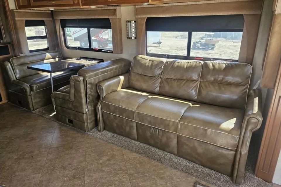 Fleetwood Bounder 35 Class A