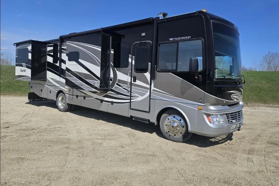 Fleetwood Bounder 35 Class A