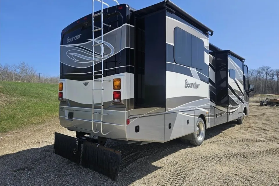 Fleetwood Bounder 35 Class A