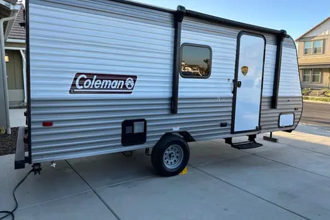 Chas's Coleman Lantern 17b Travel Trailer staycation 