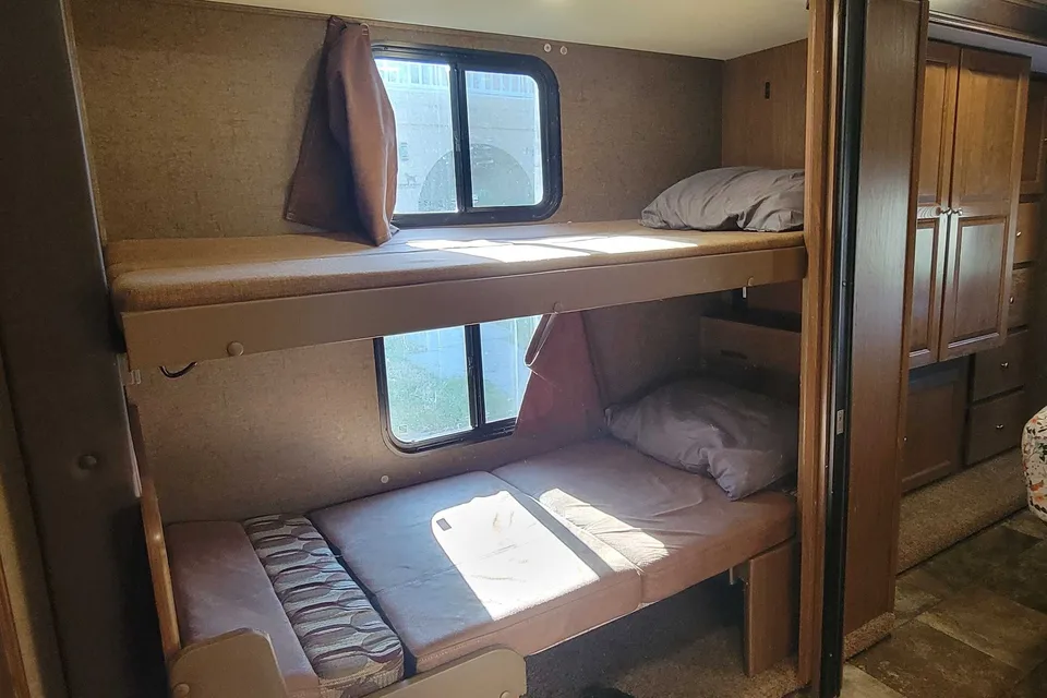 ***THE MOOSE*** '17 Coachmen SLEEPS 10!!!