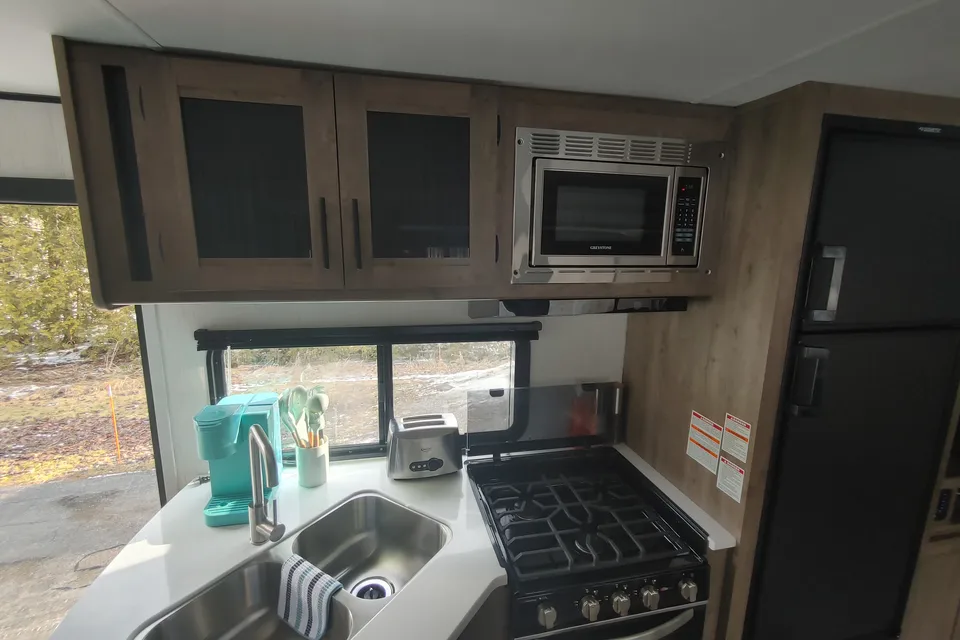 Family travels Heartland Pioneer BH280 Travel Trailer