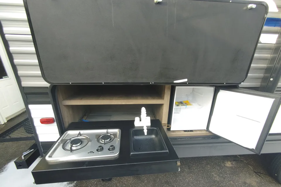 Family travels Heartland Pioneer BH280 Travel Trailer