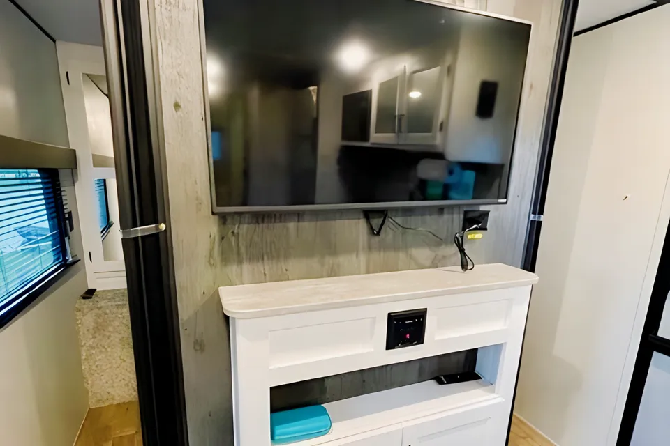 1 Night Free 2022 Hideout Travel Trailer