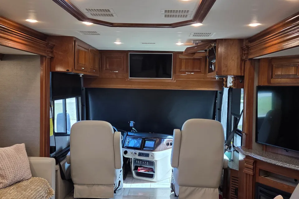 2018 Fleetwood Discovery LXE 44H, 450 HP Cummins Diesel TAG Axle Chassis