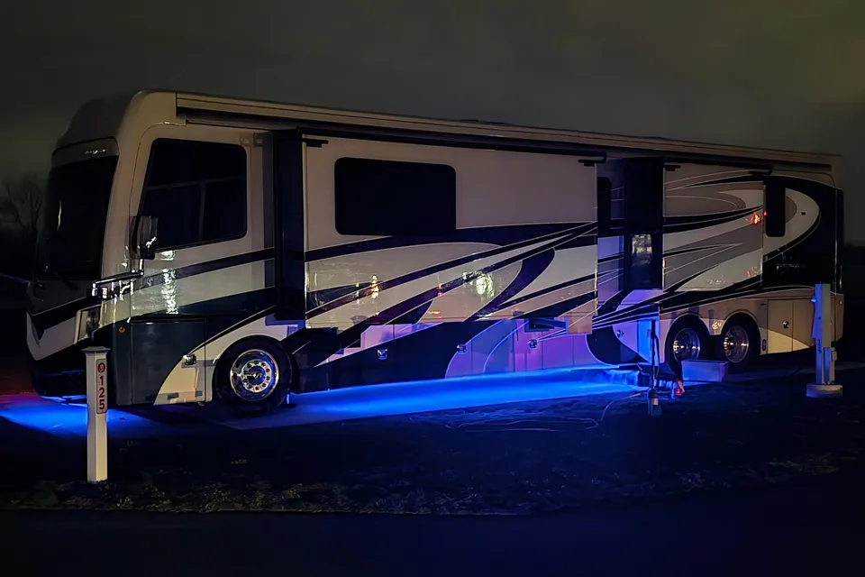 2018 Fleetwood Discovery LXE 44H, 450 HP Cummins Diesel TAG Axle Chassis