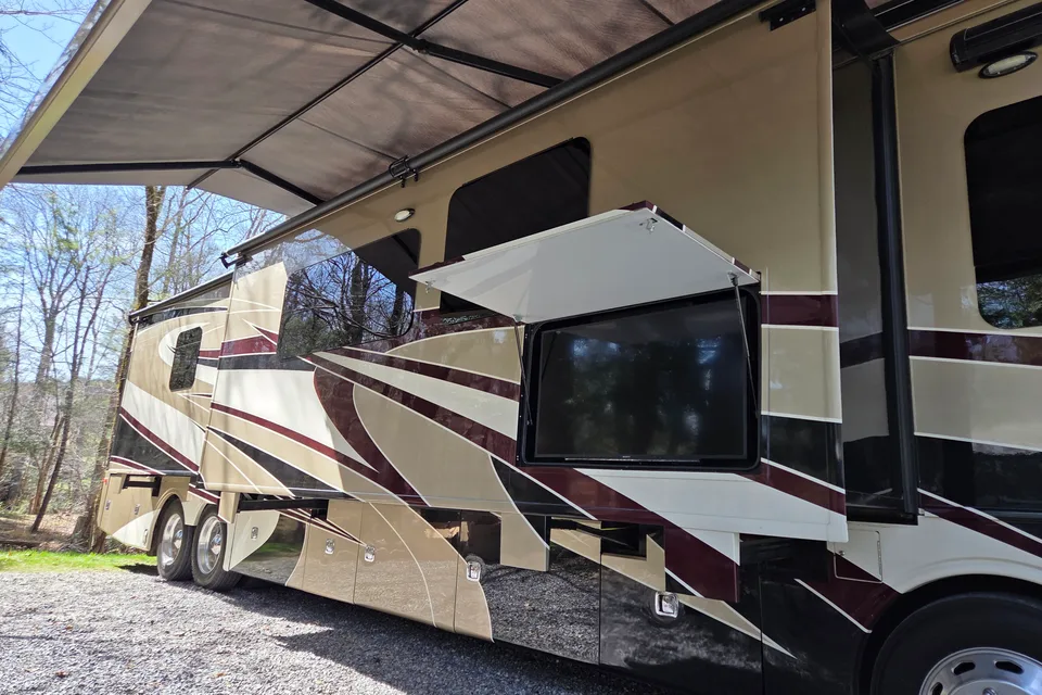 2018 Fleetwood Discovery LXE 44H, 450 HP Cummins Diesel TAG Axle Chassis