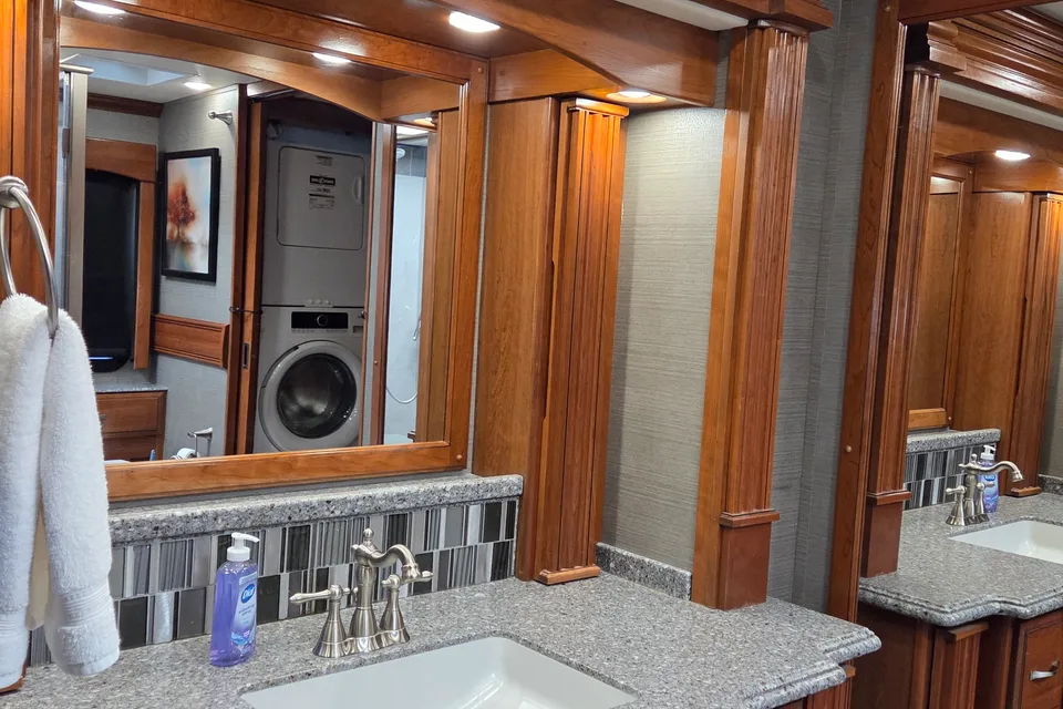 2018 Fleetwood Discovery LXE 44H, 450 HP Cummins Diesel TAG Axle Chassis