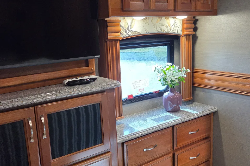 2018 Fleetwood Discovery LXE 44H, 450 HP Cummins Diesel TAG Axle Chassis
