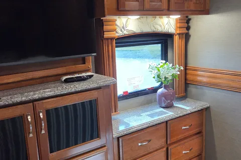 2018 Fleetwood Discovery LXE 44H, 450 HP Cummins Diesel TAG Axle Chassis