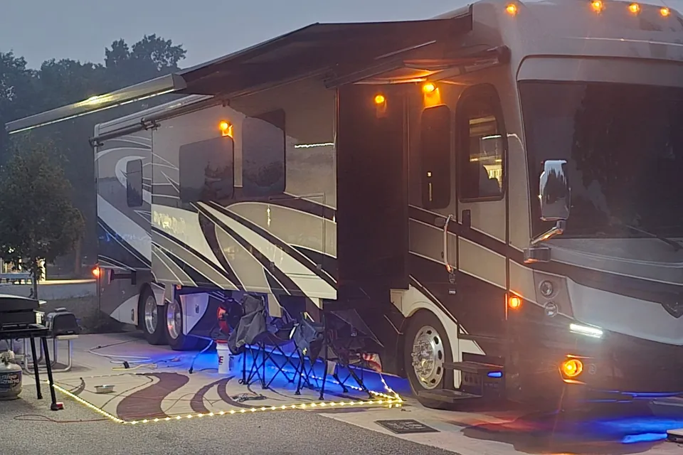 2018 Fleetwood Discovery LXE 44H, 450 HP Cummins Diesel TAG Axle Chassis