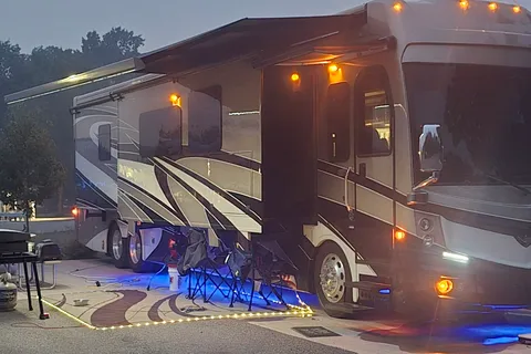2018 Fleetwood Discovery LXE 44H, 450 HP Cummins Diesel TAG Axle Chassis