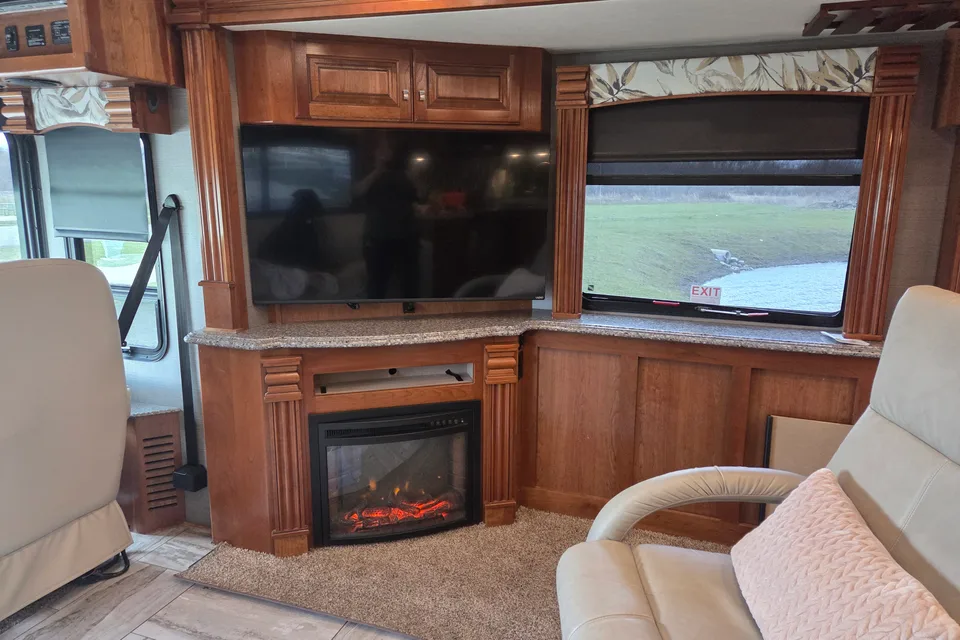 2018 Fleetwood Discovery LXE 44H, 450 HP Cummins Diesel TAG Axle Chassis