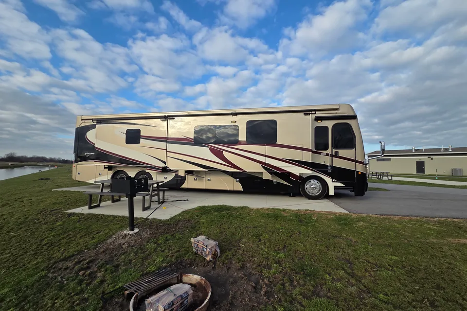 2018 Fleetwood Discovery LXE 44H, 450 HP Cummins Diesel TAG Axle Chassis