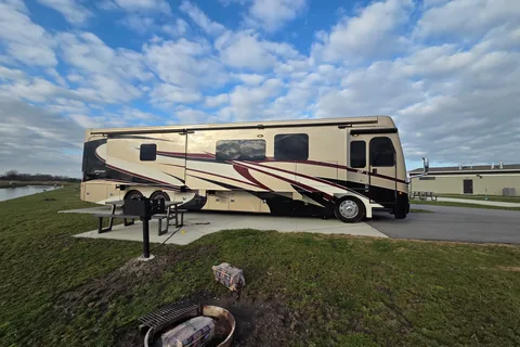 2018 Fleetwood Discovery LXE 44H, 450 HP Cummins Diesel TAG Axle Chassis