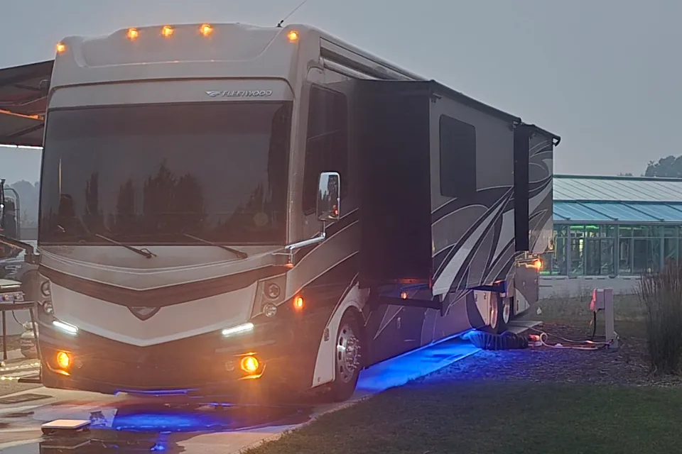 2018 Fleetwood Discovery LXE 44H, 450 HP Cummins Diesel TAG Axle Chassis