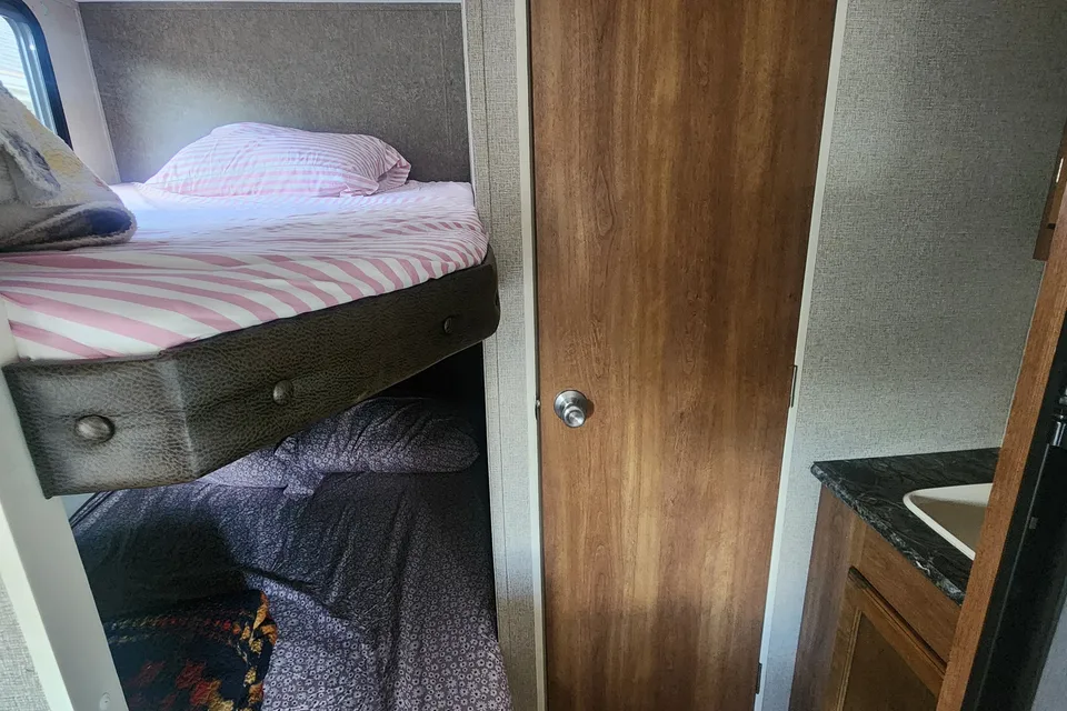Comfy Camper! 28ft 2018 Keystone Springdale