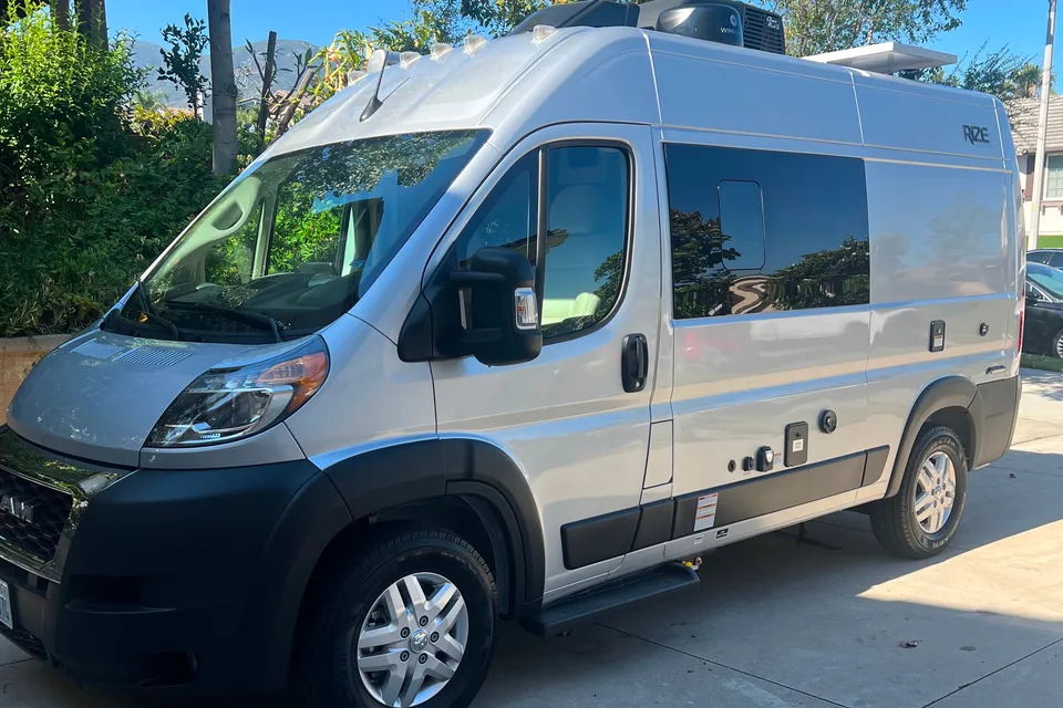 Daniel's Thor Motor Coach Rize 18M Class B