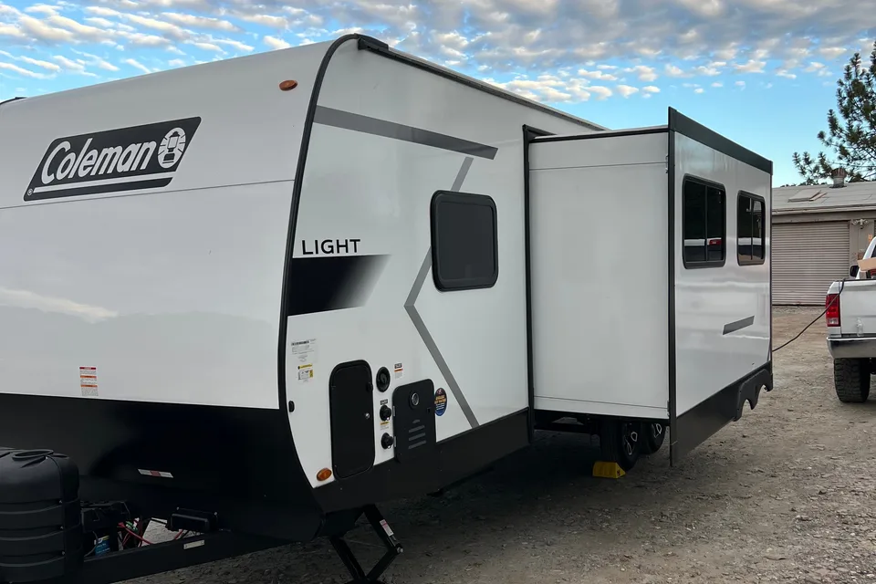 BRAND NEW! Sleeps 8❗️30’ 2025 Coleman Light 26BX