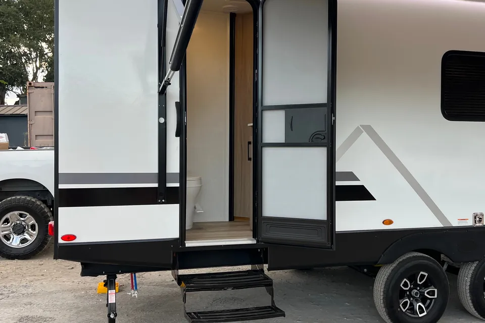 BRAND NEW! Sleeps 8❗️30’ 2025 Coleman Light 26BX