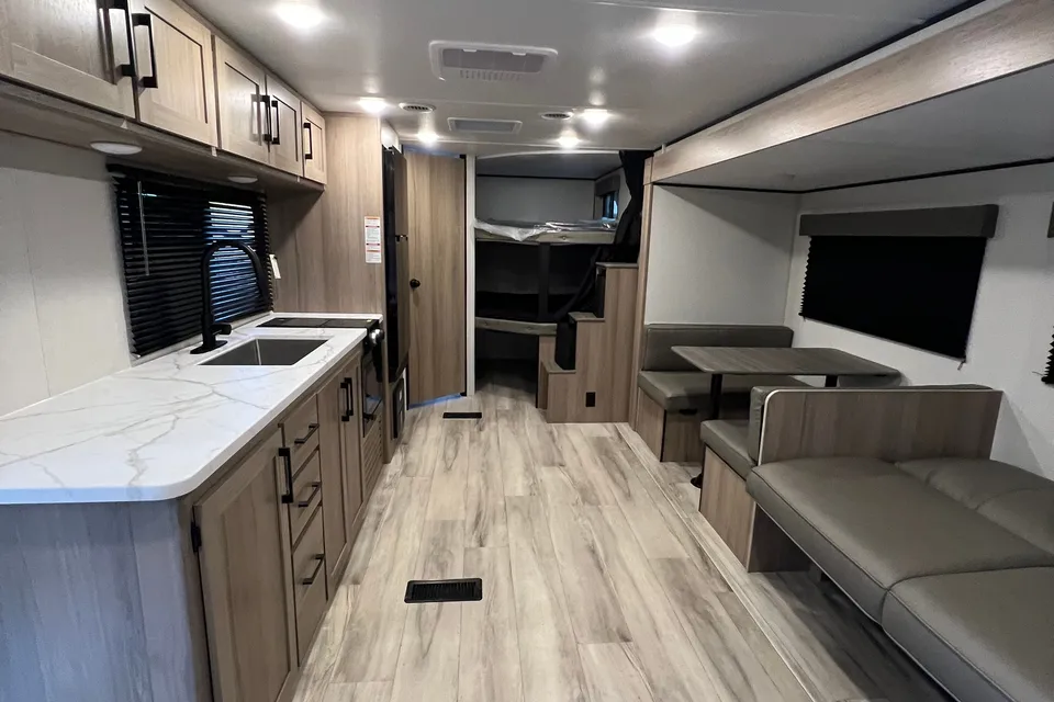 BRAND NEW! Sleeps 8❗️30’ 2025 Coleman Light 26BX