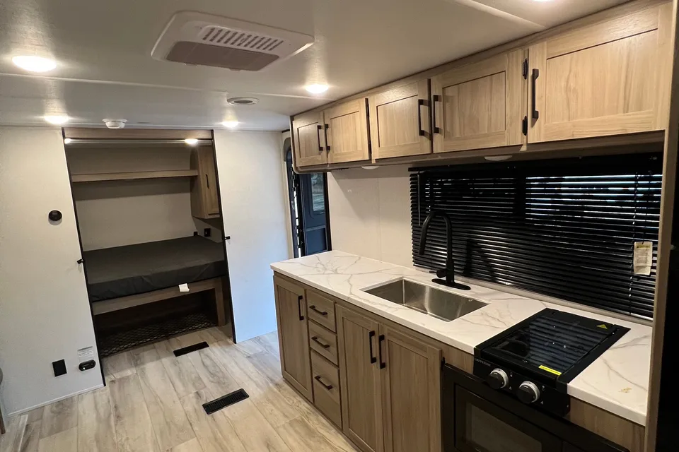 BRAND NEW! Sleeps 8❗️30’ 2025 Coleman Light 26BX