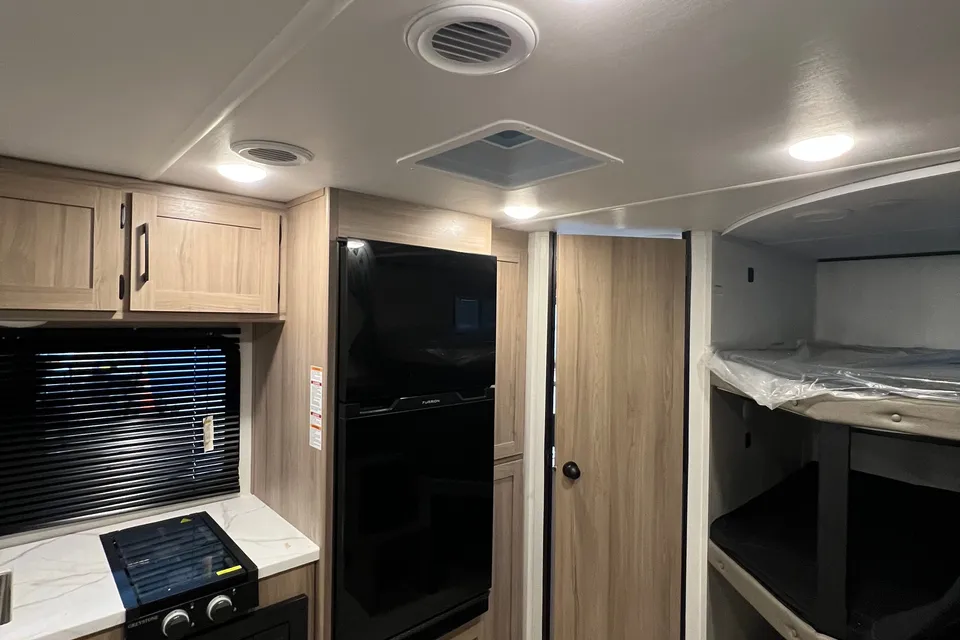 BRAND NEW! Sleeps 8❗️30’ 2025 Coleman Light 26BX