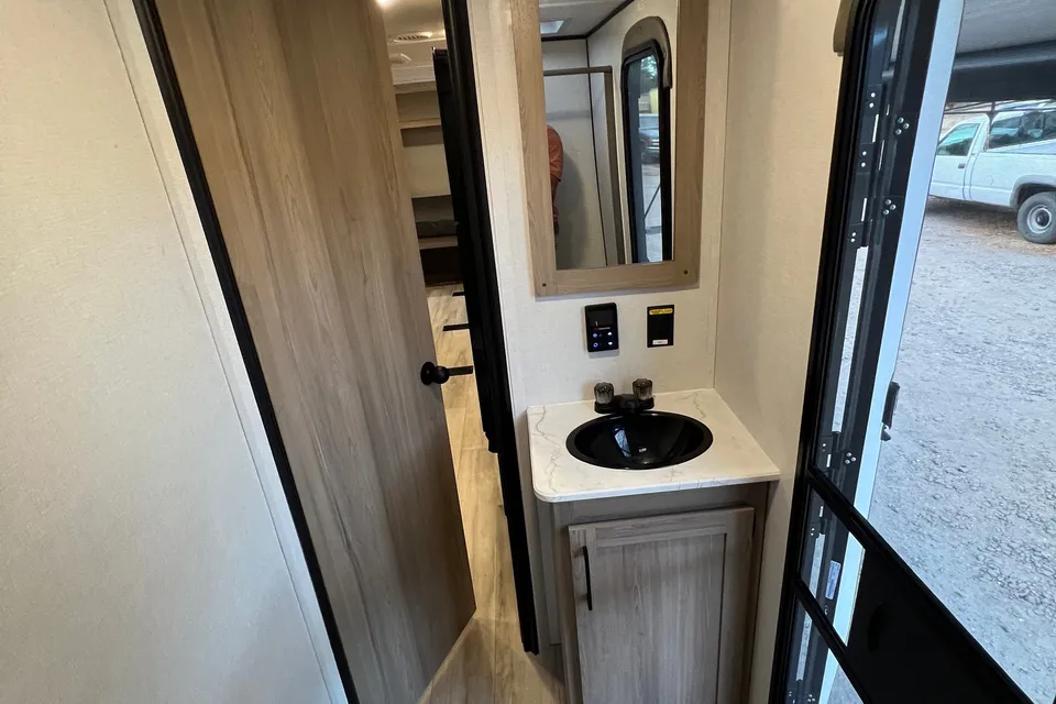 BRAND NEW! Sleeps 8❗️30’ 2025 Coleman Light 26BX