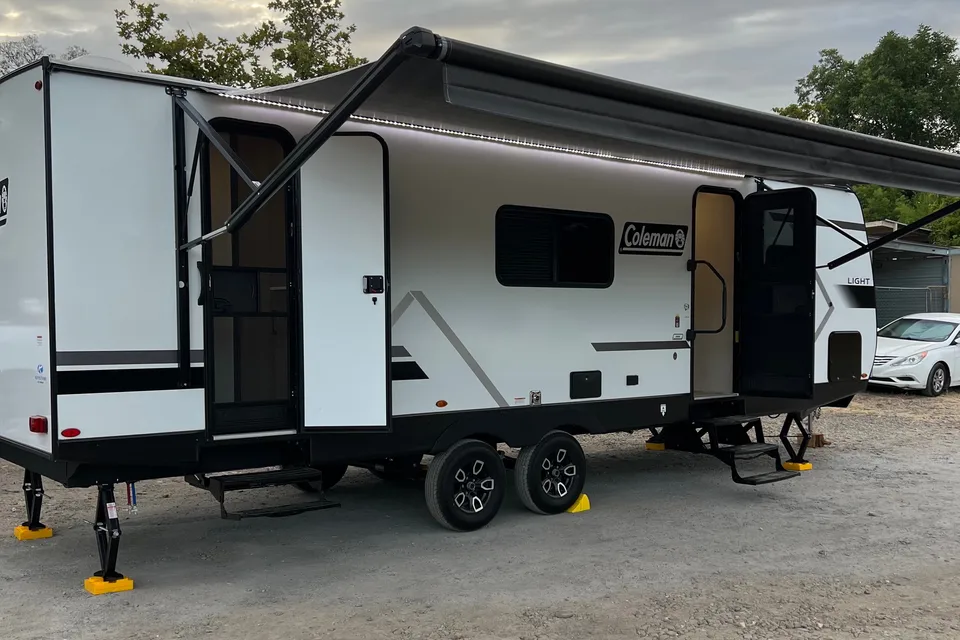 BRAND NEW! Sleeps 8❗️30’ 2025 Coleman Light 26BX