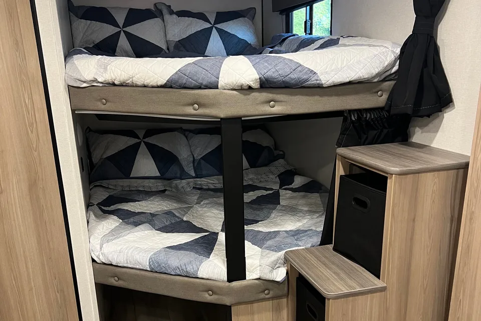 BRAND NEW! Sleeps 8❗️30’ 2025 Coleman Light 26BX