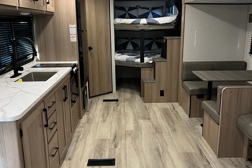 BRAND NEW! Sleeps 8❗️30’ 2025 Coleman Light 26BX