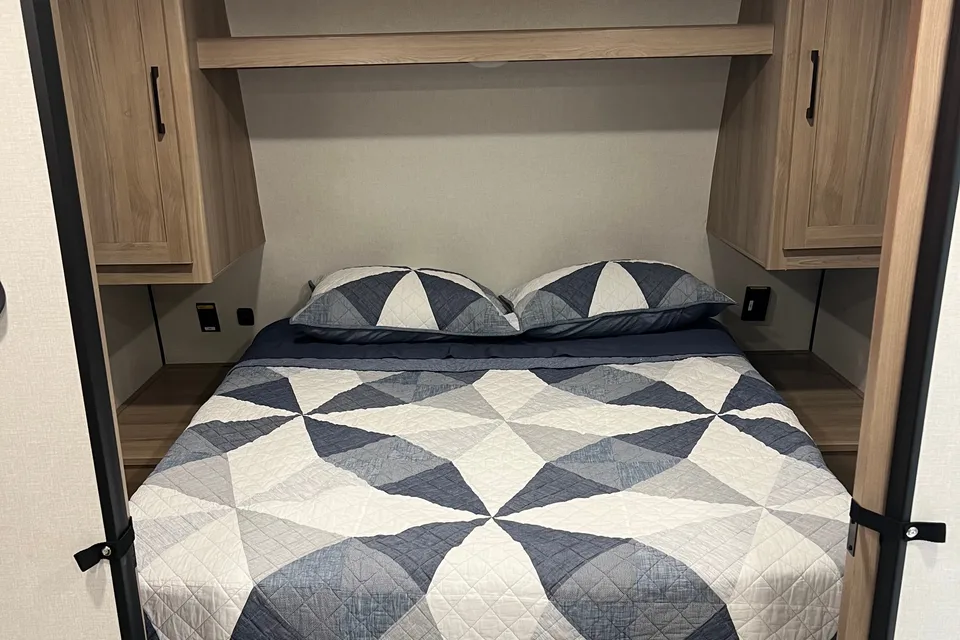 BRAND NEW! Sleeps 8❗️30’ 2025 Coleman Light 26BX
