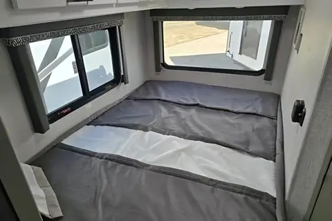 Monique Thor Motor Coach Échelon LC 21 Classe C