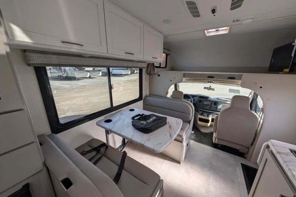 Monique Thor Motor Coach Échelon LC 21 Classe C