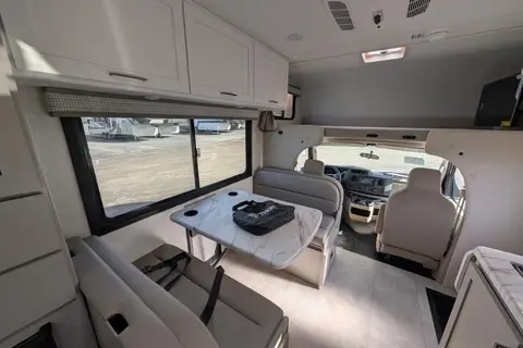 Monique Thor Motor Coach Échelon LC 21 Classe C