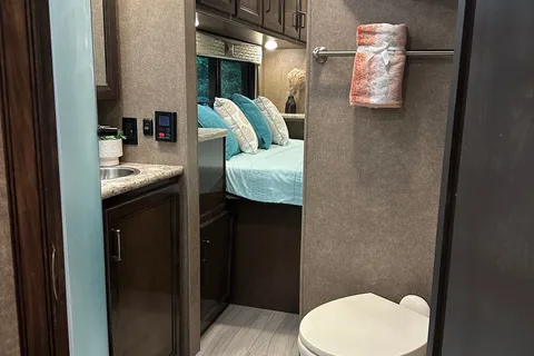 Rock’s Thor Motor Coach Quantum Class C