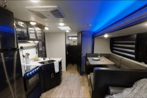 9 Person- Family Friendly & Amenity Loaded