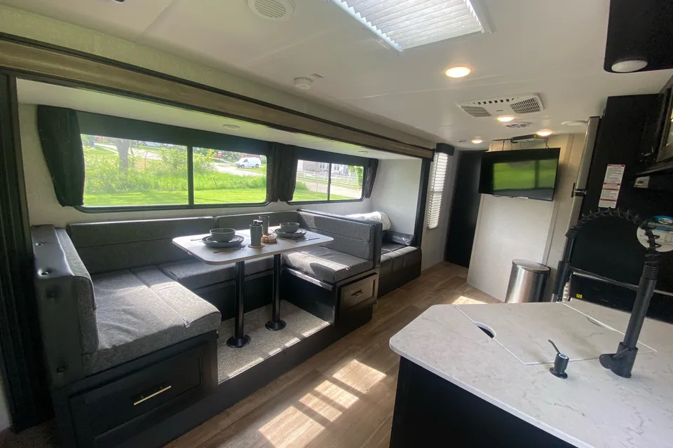9 Person- Family Friendly & Amenity Loaded
