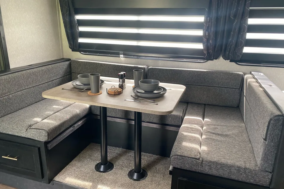 9 Person- Family Friendly & Amenity Loaded