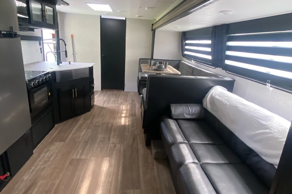 9 Person- Family Friendly & Amenity Loaded